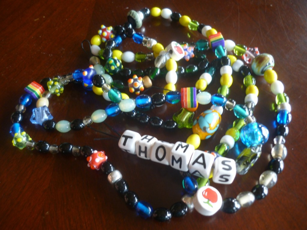 Thomas zijn Amerikaanse kanjerketting, de 'Beads of Courage'.