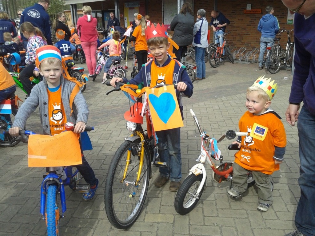 Met gepimpte fietsen meedoen aan de optocht over de camping op 30 april!