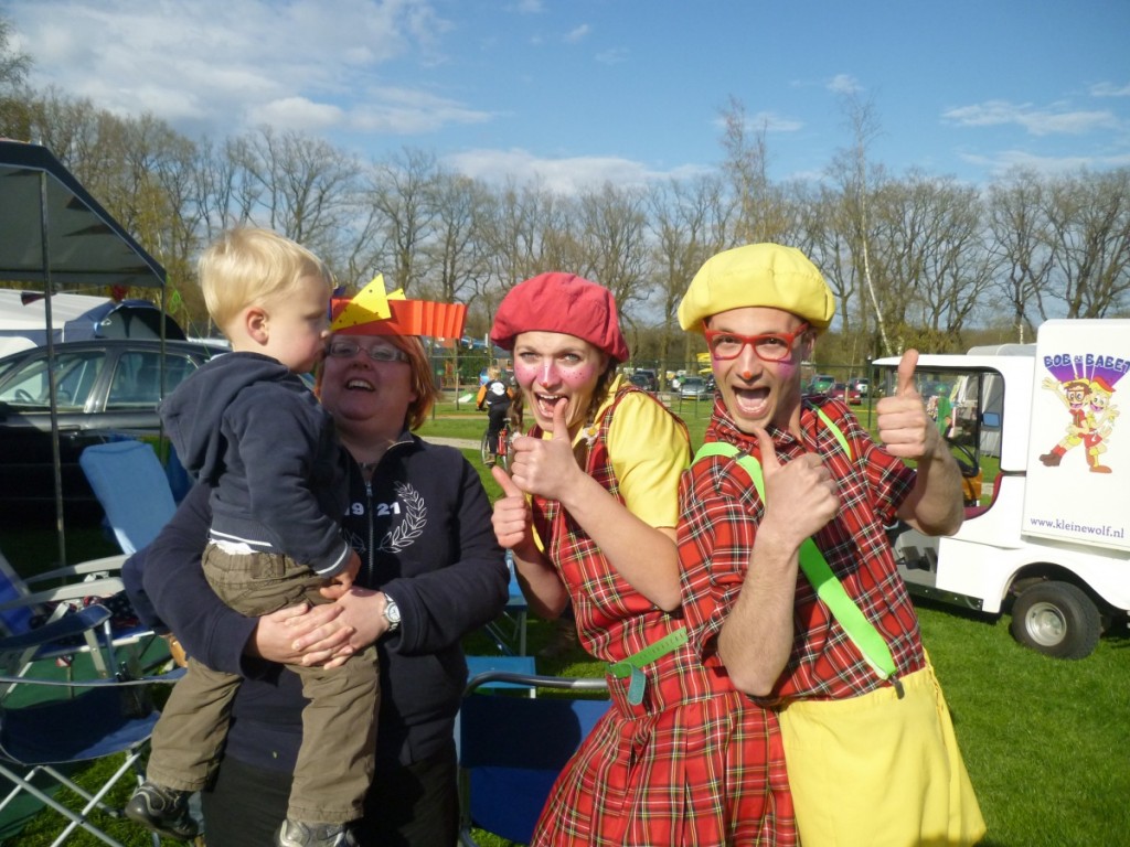 Jarige Michiel toegezongen door het hele veld olv Bob en Babet!