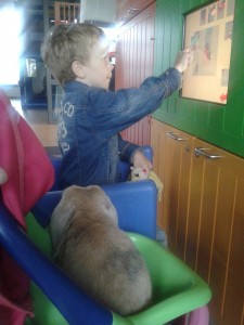 Samen met Jopie Konijn in de speelkamer in Boxmeer.